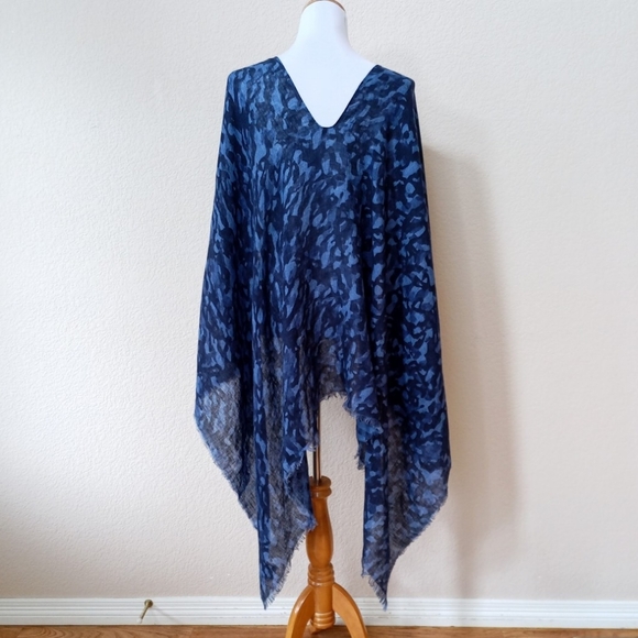 Destin indigo blue abstract print 100% linen poncho with a fringe hem - Picture 6 of 10